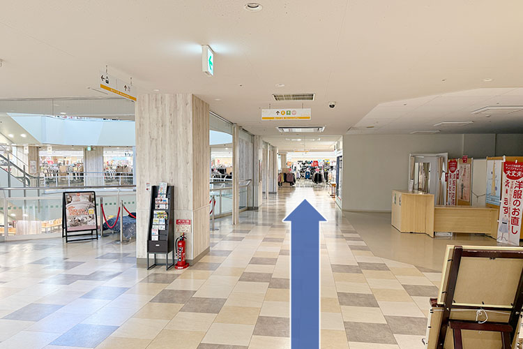 モノレール口から入って２階フロアを直進
