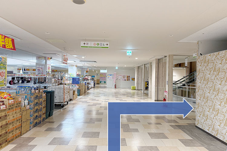 アウトレットストア「222」様を右に曲がります